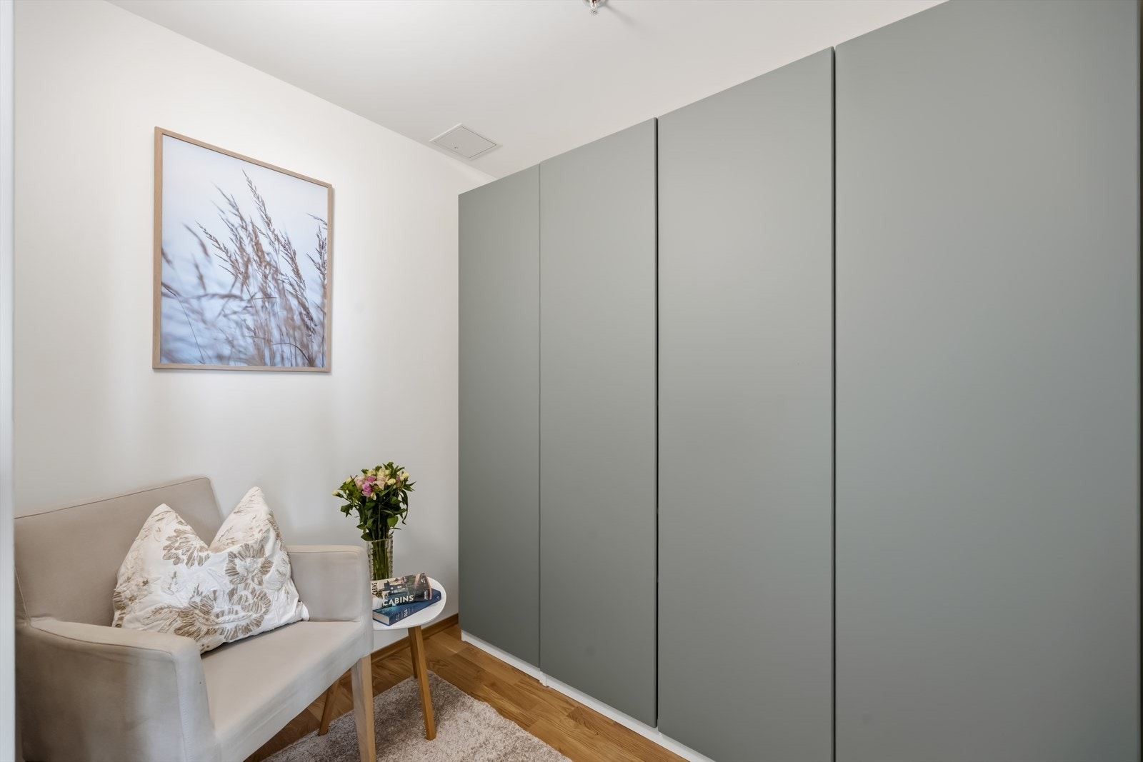 Romslig bod som er innredet som garderobe. Galleribilde