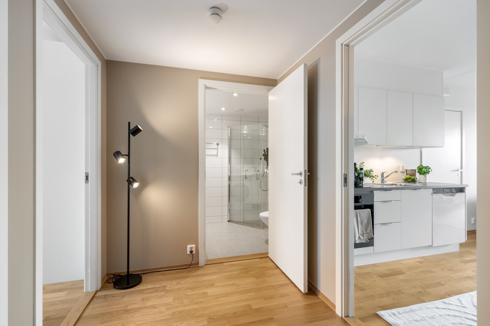 Velkommen inn til en romslig entré med gode muligheter for oppbevaring. Galleribilde