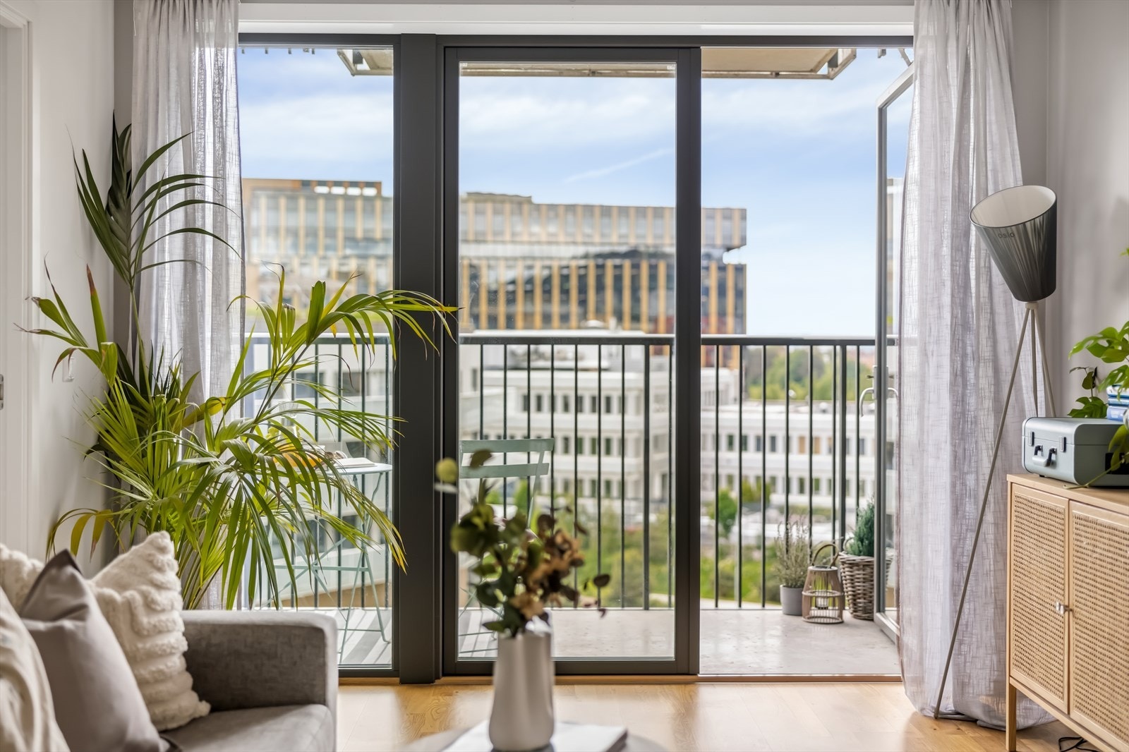 Fra stuen har du direkte utgang til en romslig sydvestvendt balkong på hele 7 m². Galleribilde
