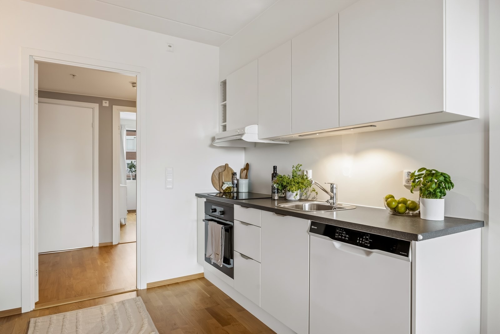 Her får du gode oppbevaringsmuligheter og gjennomtenkte løsninger som gir et kjøkken som kombinerer design og funksjonalitet. Perfekt for deg som liker å lage mat og verdsetter orden og kvalitet. Galleribilde