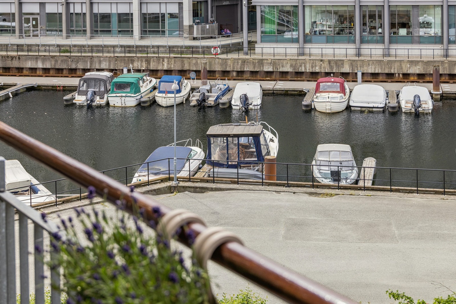Fra balkongen kan man følge båtlivet ved kanalen. Galleribilde