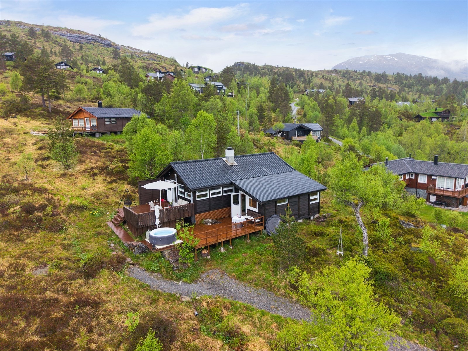 Fritidsboligen har en attraktiv beliggenhet i et veletablert og populært hytteområde på Kvamskogen/Furedalen Galleribilde