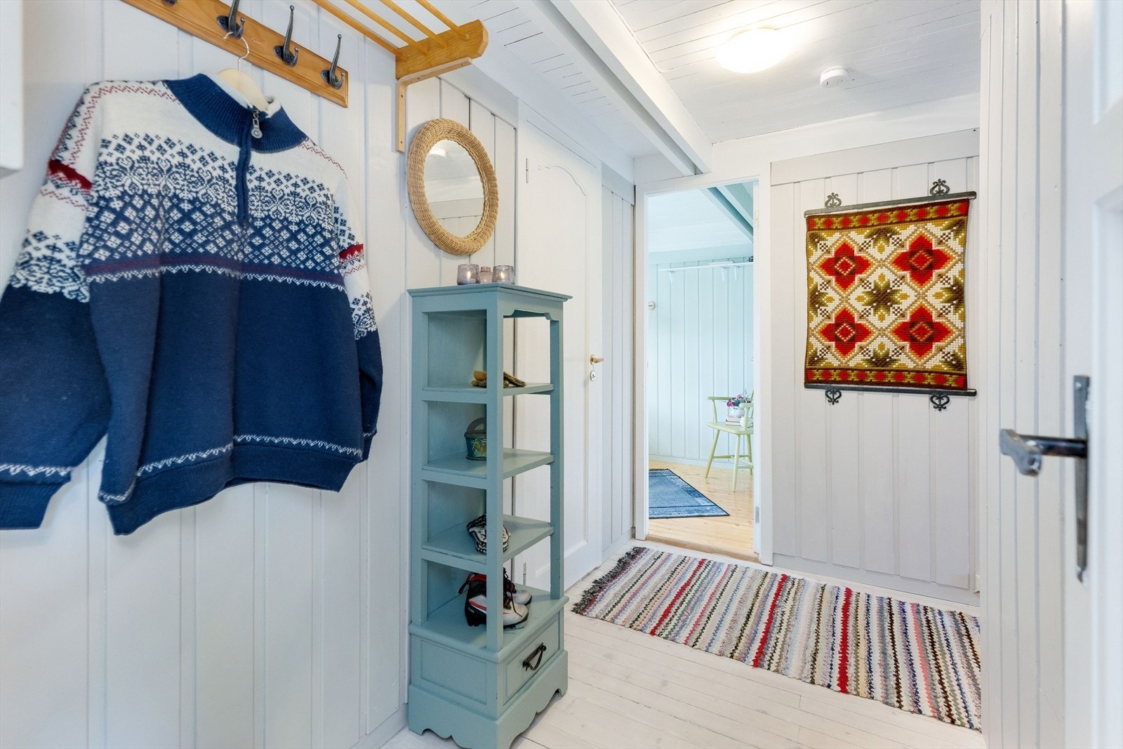 Lys og romslig gang som forgrener seg til tre av fritidsboligens soverom. Galleribilde