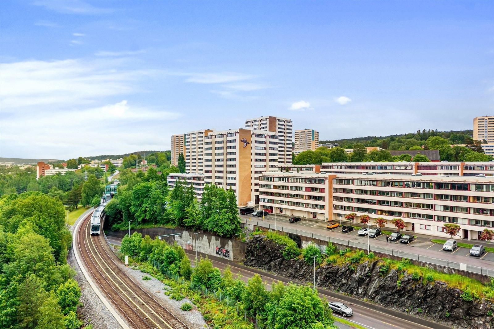 Umiddelbar nærhet til Trosterud T-banestasjon. Galleribilde