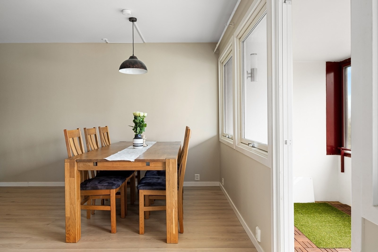 I tilknytning til kjøkkenet er det god plass til en stor spisegruppe, perfekt for hyggelige måltider og sosiale sammenkomster. Galleribilde