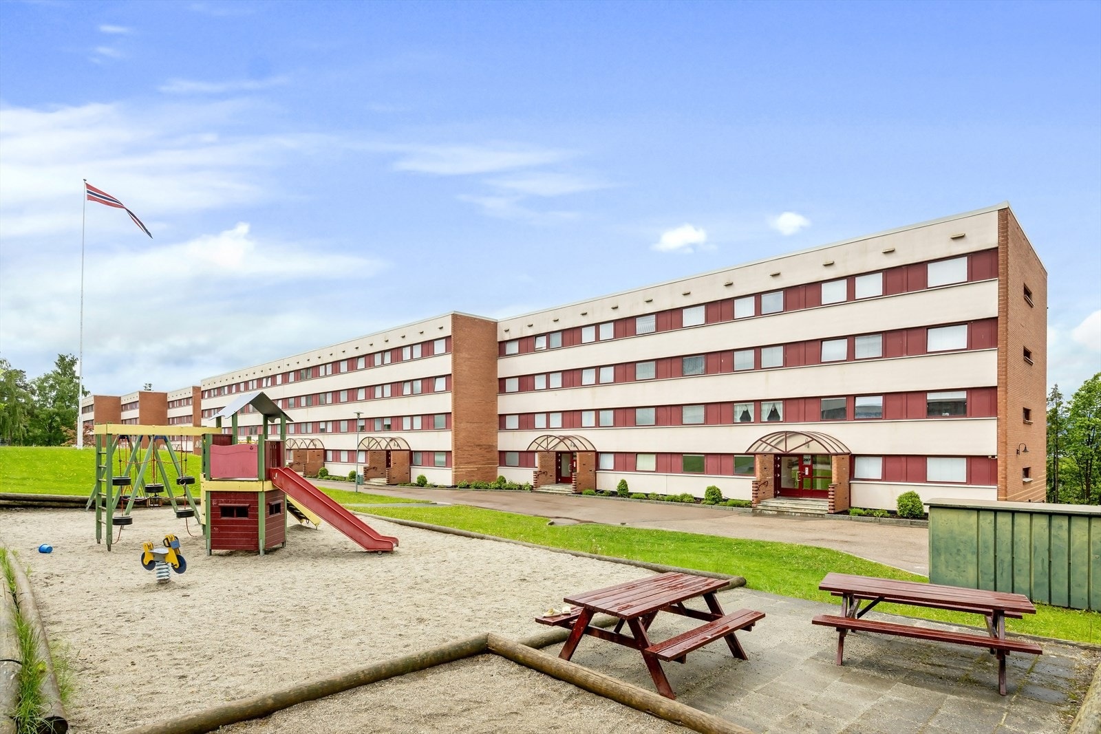 Fellesområde med store grøntarealer, lekeplass og sittegrupper. Galleribilde