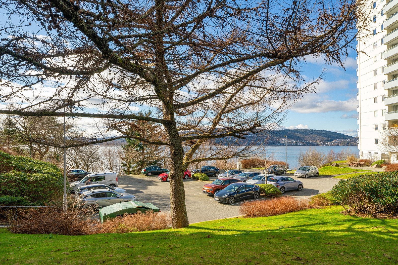 Borettslaget har ca. 90 parkeringsplasser til disposisjon. I tillegg er det etablert 15 ladeplasser for elbiler. Det er kun biler med borettslagets parkeringsoblat som kan parkere på borettslagets eiedom. Galleribilde
