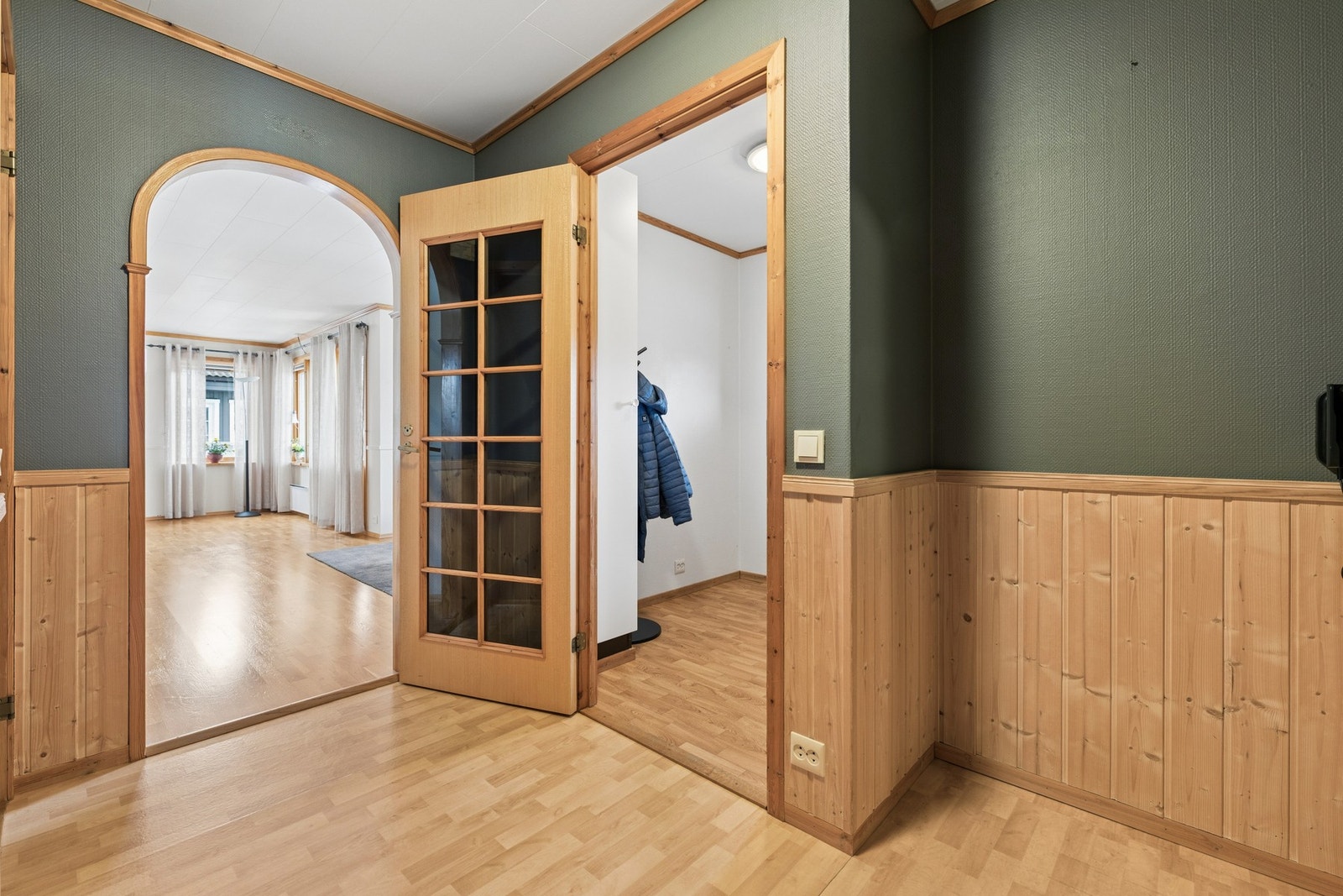Fra gangen er det tilgang til stuen og en praktisk bod for oppbevaring. Galleribilde
