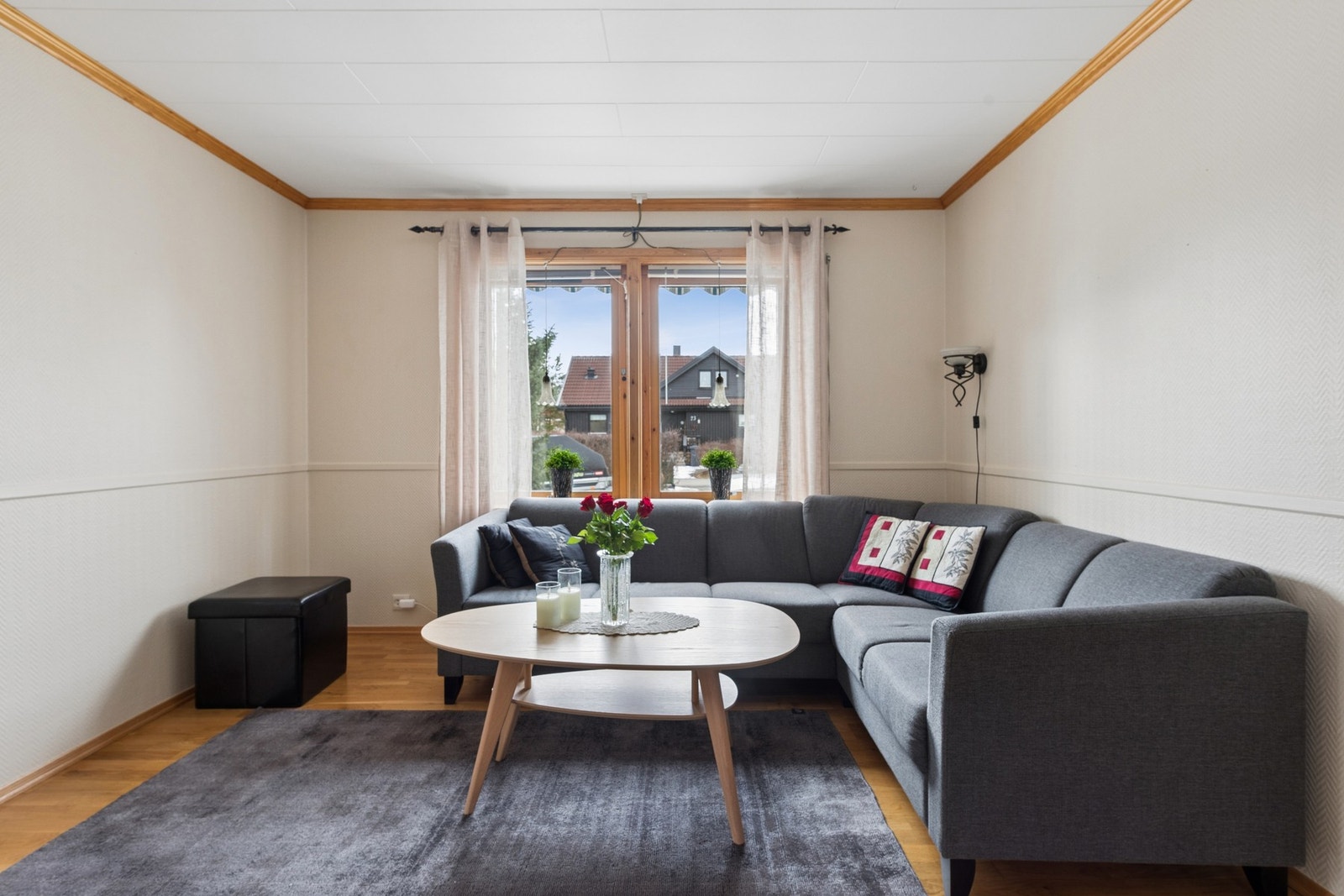 Hovedstuen har god plass til en stor sofagruppe, perfekt for familiesammenkomster. Galleribilde