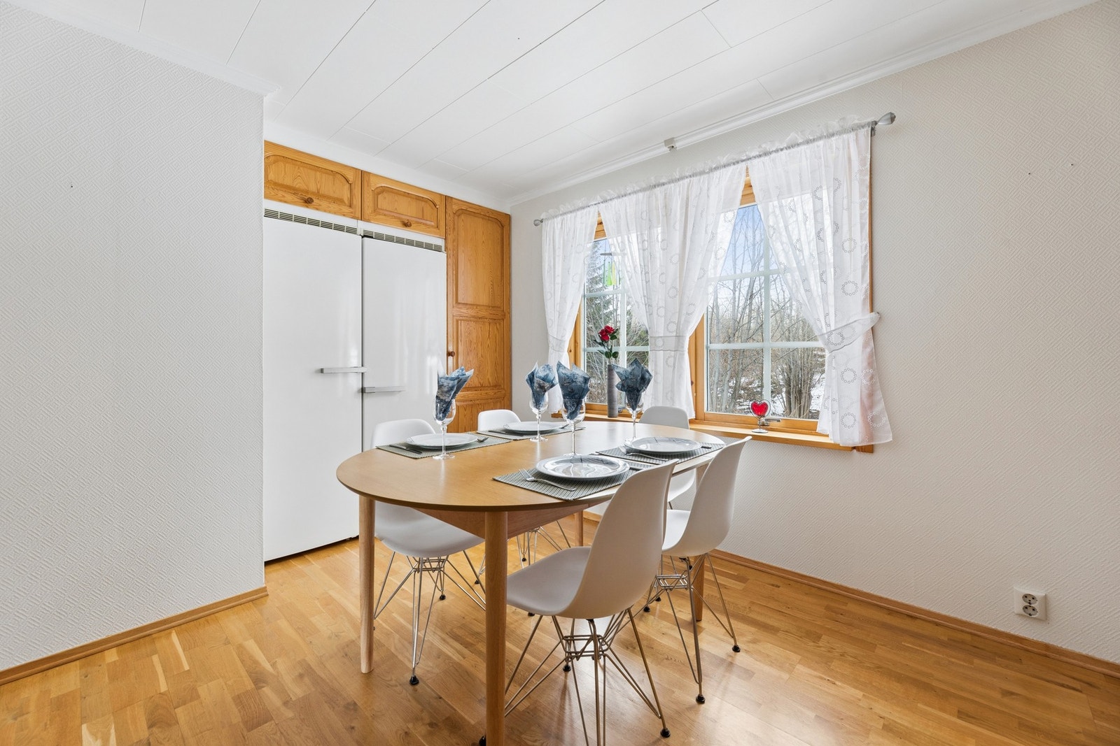 Spiseplassen på kjøkkenet er et naturlig samlingspunkt for måltider i hverdagen. Galleribilde