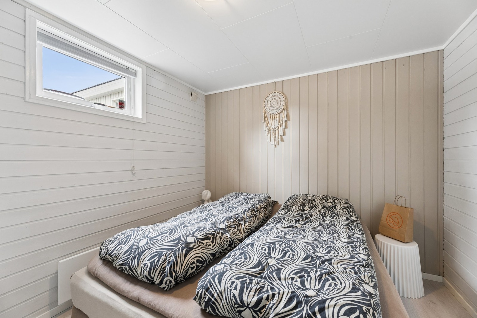 Soverom i underetasjen med panel på veggene. Galleribilde