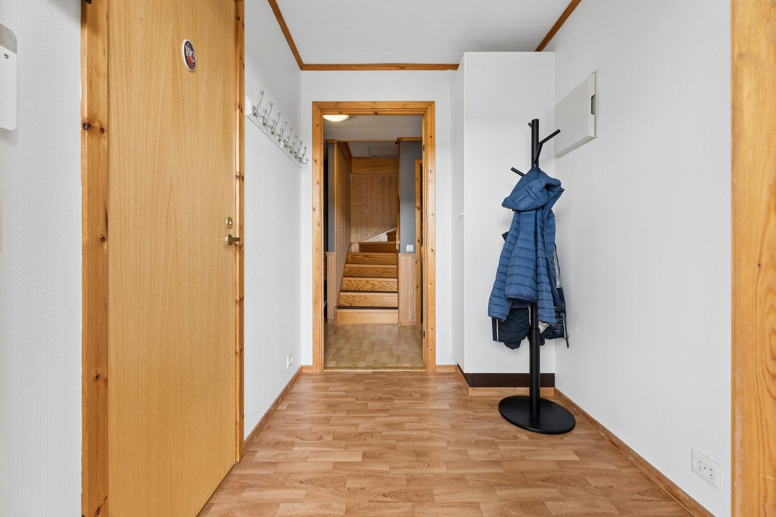 Entré med plass til å henge fra seg yttertøy. Galleribilde