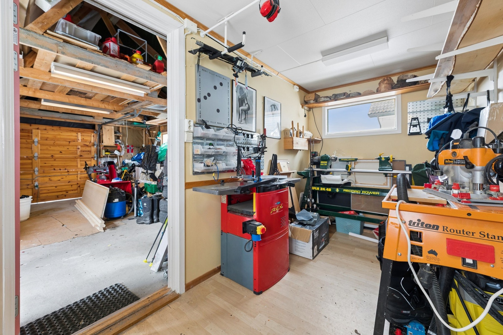 Garasjen har et separat, innredet rom som egner seg ypperlig som verksted eller hobbyrom. Galleribilde