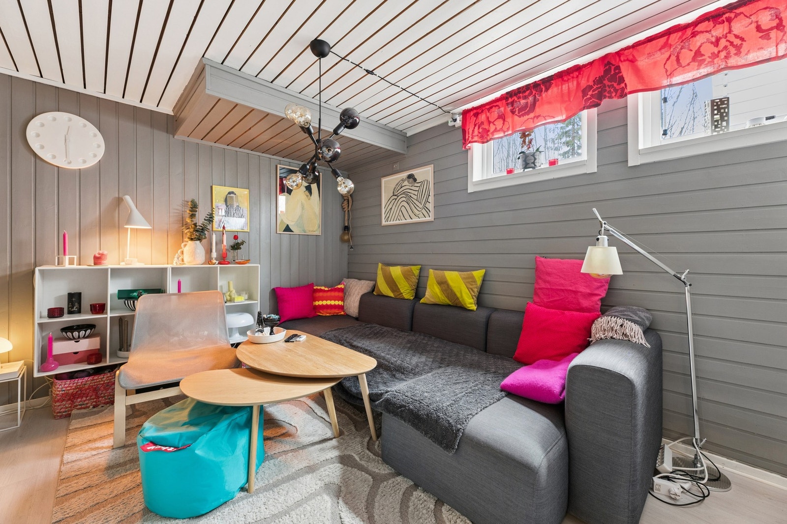 I underetasjen finnes en egen stue, ideell som TV-stue eller oppholdsrom for ungdom. Galleribilde