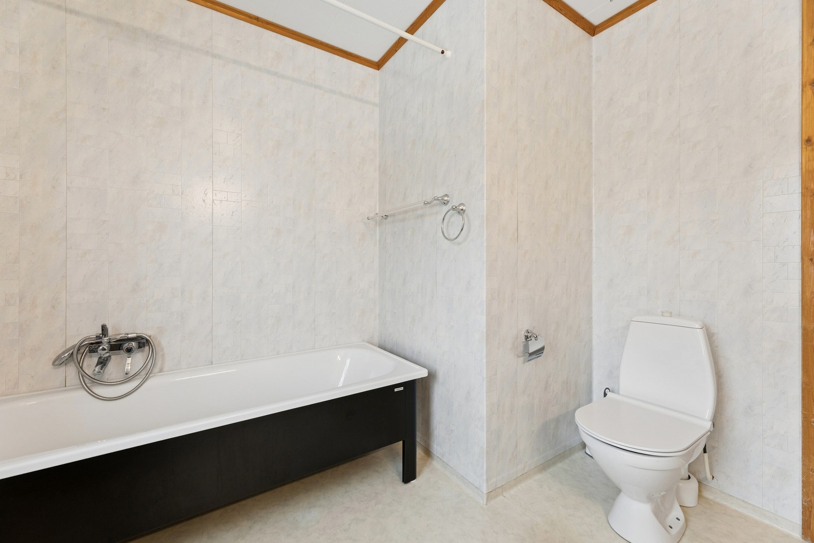 Badet er utstyrt med badekar, som gir mulighet for avslappende stunder. Galleribilde