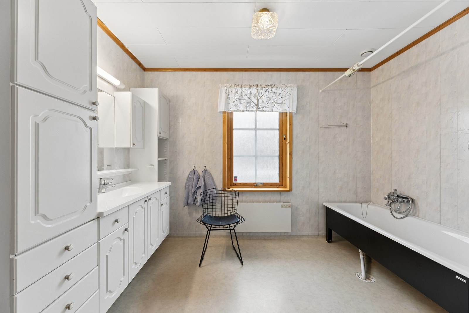 Romslig bad i hovedetasjen med badekar og rikelig med skapplass. Galleribilde