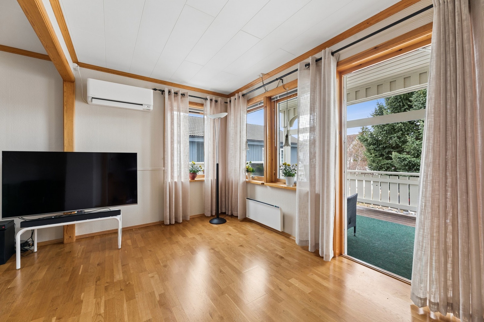 Fra stuen er det direkte utgang til en overbygget veranda. Galleribilde