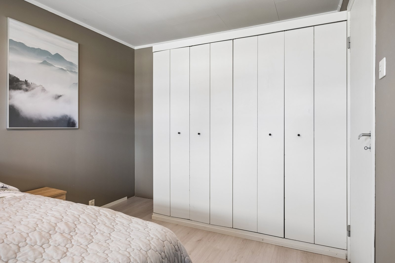 Soverommet har god plass til dobbelseng og garderobe. Galleribilde