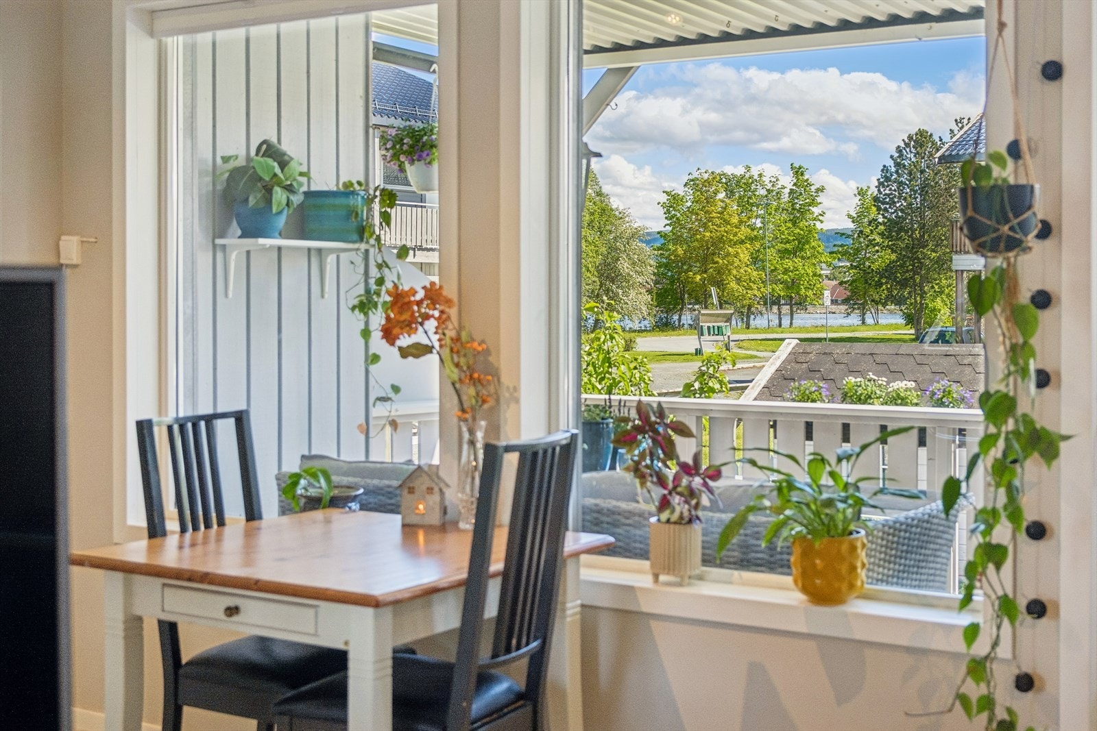 Flott utsyn ned mot Verdalselva og promenaden. Galleribilde