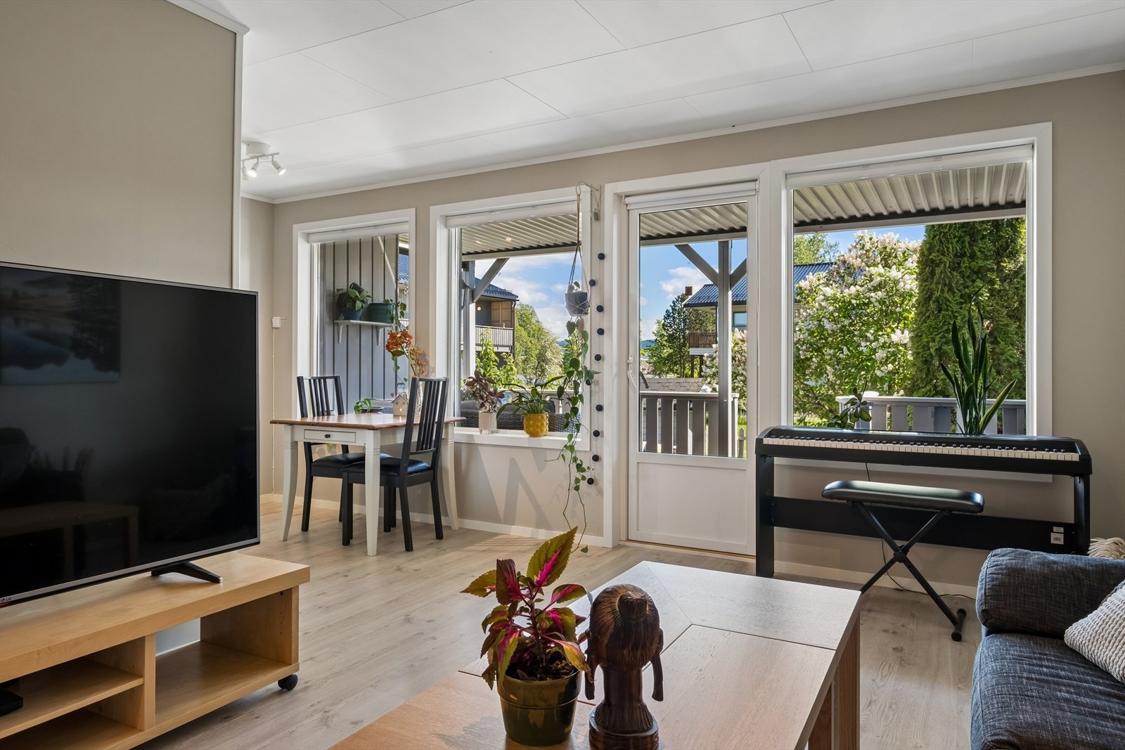 Stuen er på 19 kvm og har god plass til spisegruppe og sofagruppe i rommet. Galleribilde