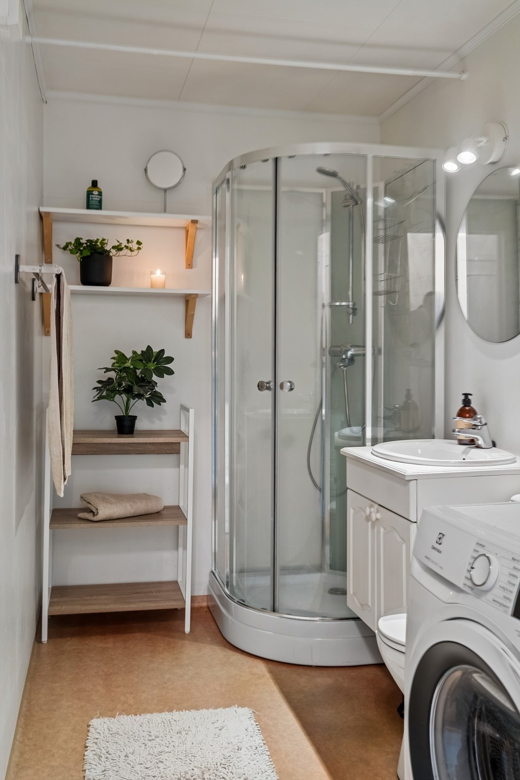 Badet er på 4,5 kvm. Det er evarme i gulv og opplegg til vaskemaskin og tørketrommel. Nyere dusjkabinett er montert. Galleribilde