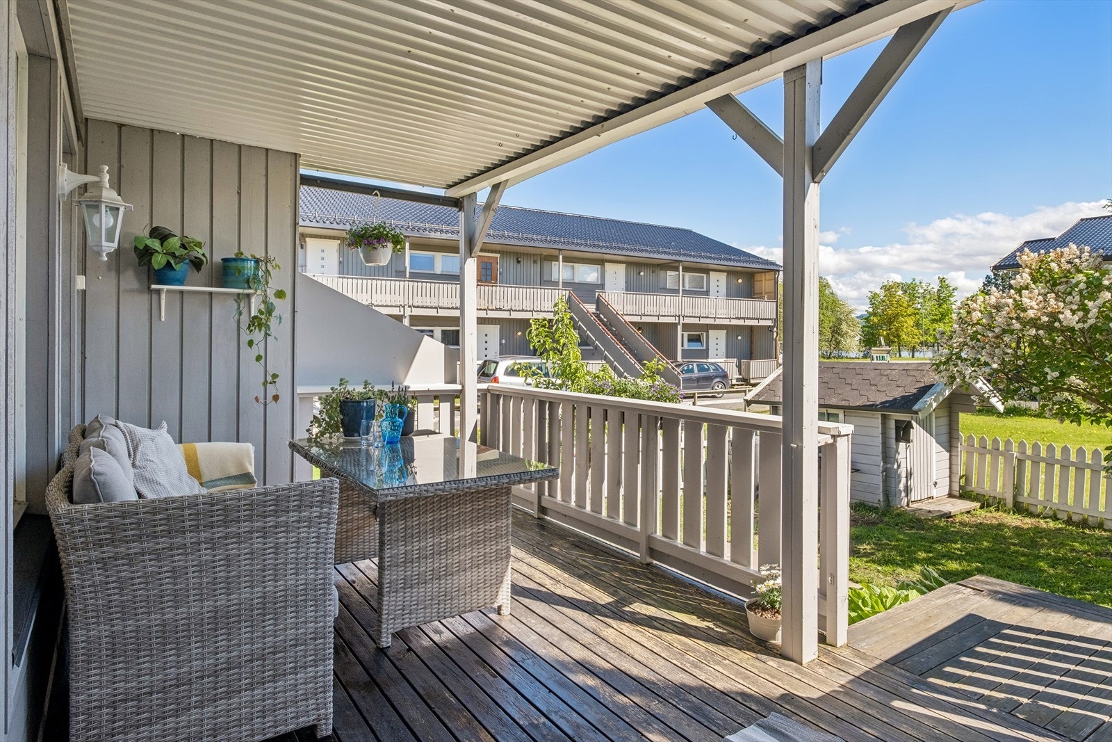 Ut fra stua har man en takobverbygd terrasse mot Sør. Galleribilde