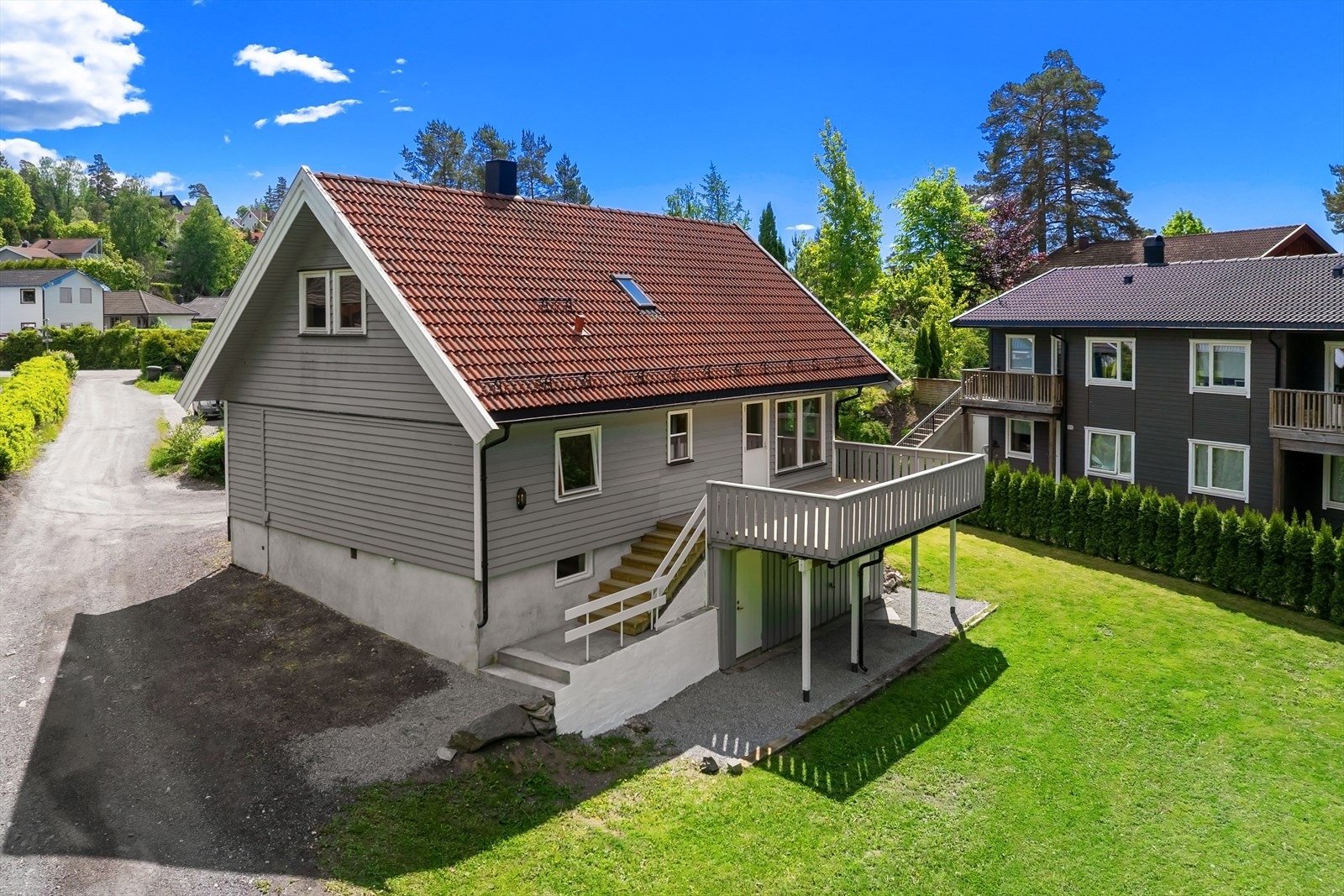 Terrasse med trapp ned til hagedel Galleribilde