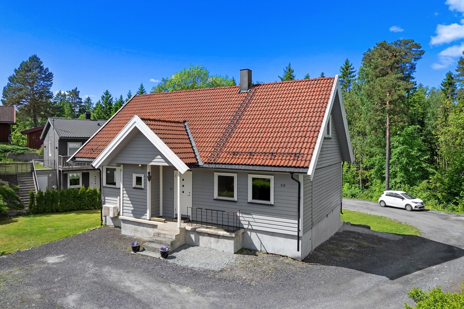 Enebolig over 3 plan med flott hage Galleribilde