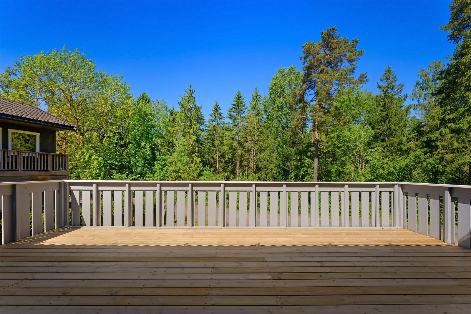 Solrik terrasse med lite innsyn Galleribilde