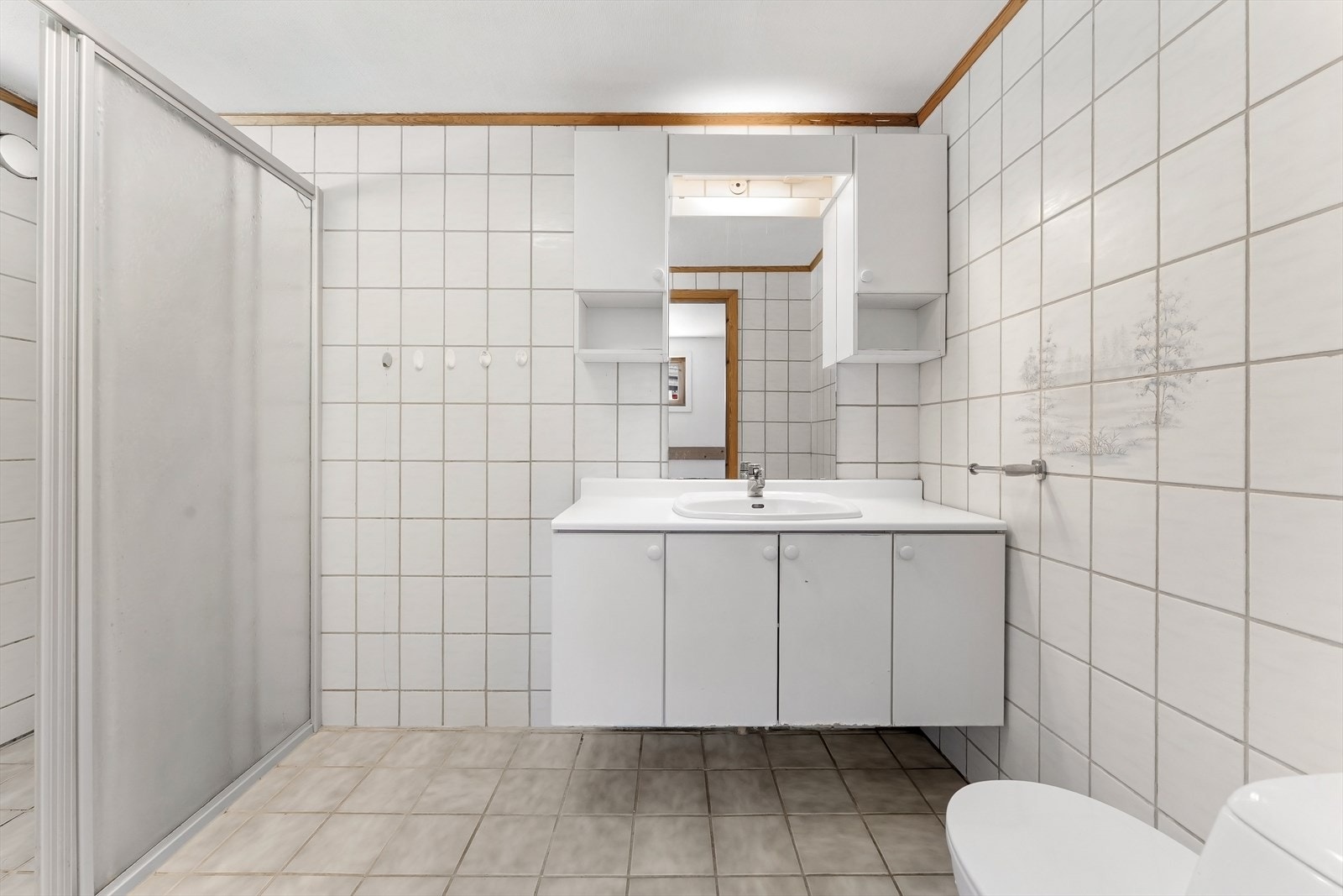Baderom med dusj, servantskap, speil, servant og overskap Galleribilde