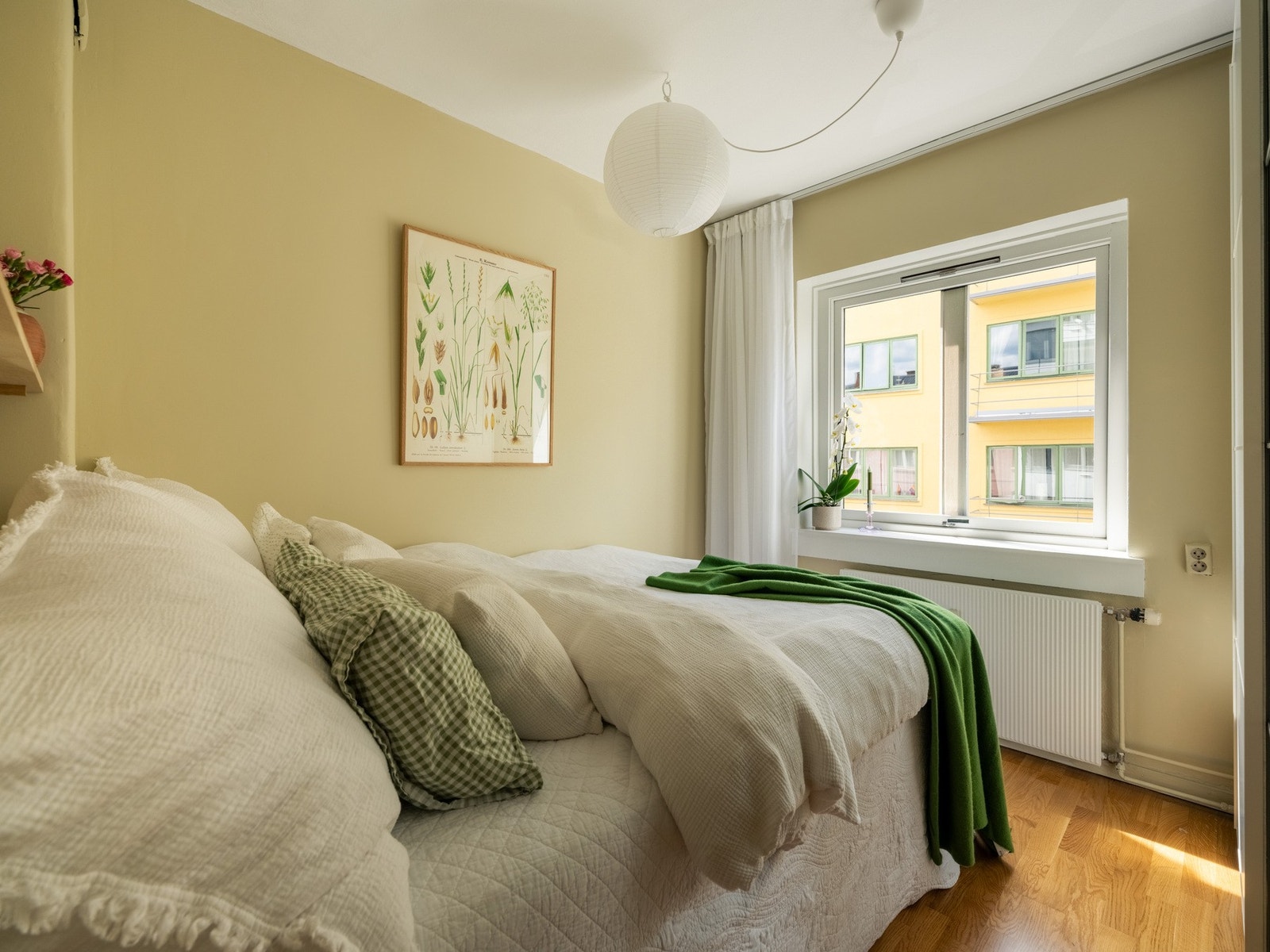 Vi turer videre inn til boligens soverom, som er av god størrelse. Legg merke til det fine sollyset som kommer inn gjennom de store vindusflatene. Galleribilde
