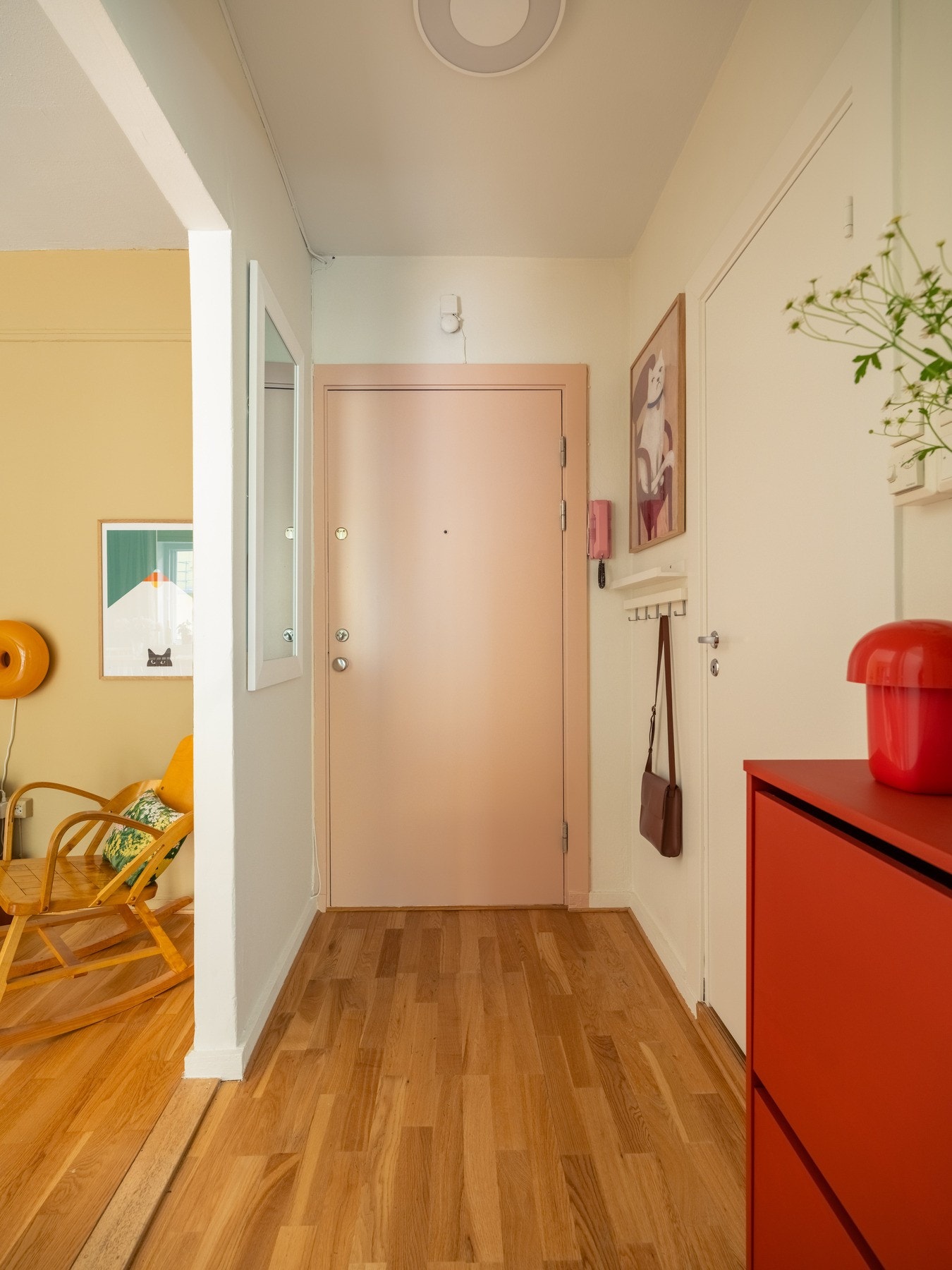 Entreen gir et meget godt førsteinntrykk av boligen, og har plass til oppheng av yttertøy og lagring av sko. Galleribilde