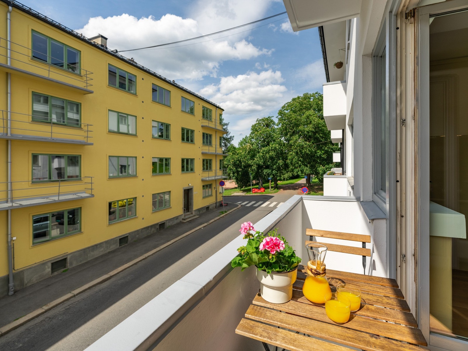 Denne byr på herlige solforhold! Midt på sommeren titter solen frem ca. 13:00 og holder seg her til kl. 18. Galleribilde