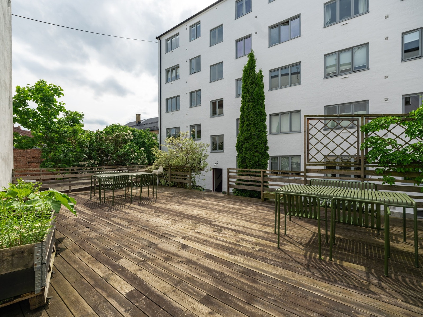 På fellesterrassen er det parsellhager for beplantning. Her kan beboerne nyte fine uteområder og invitere til sosiale sammenkomster i hyggelige omgivelser. Galleribilde