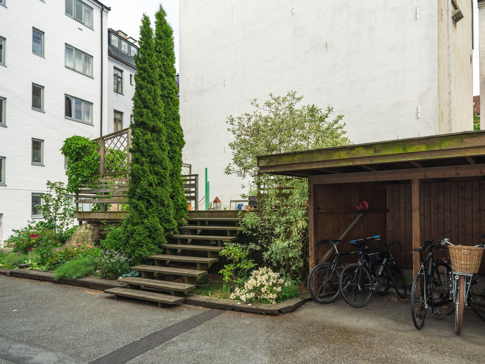 Bakgården er skjermet der kun beboere har adgang. I bakgården er det satt opp sykkelskur hvor man fint kan parkere sykkelen. Galleribilde