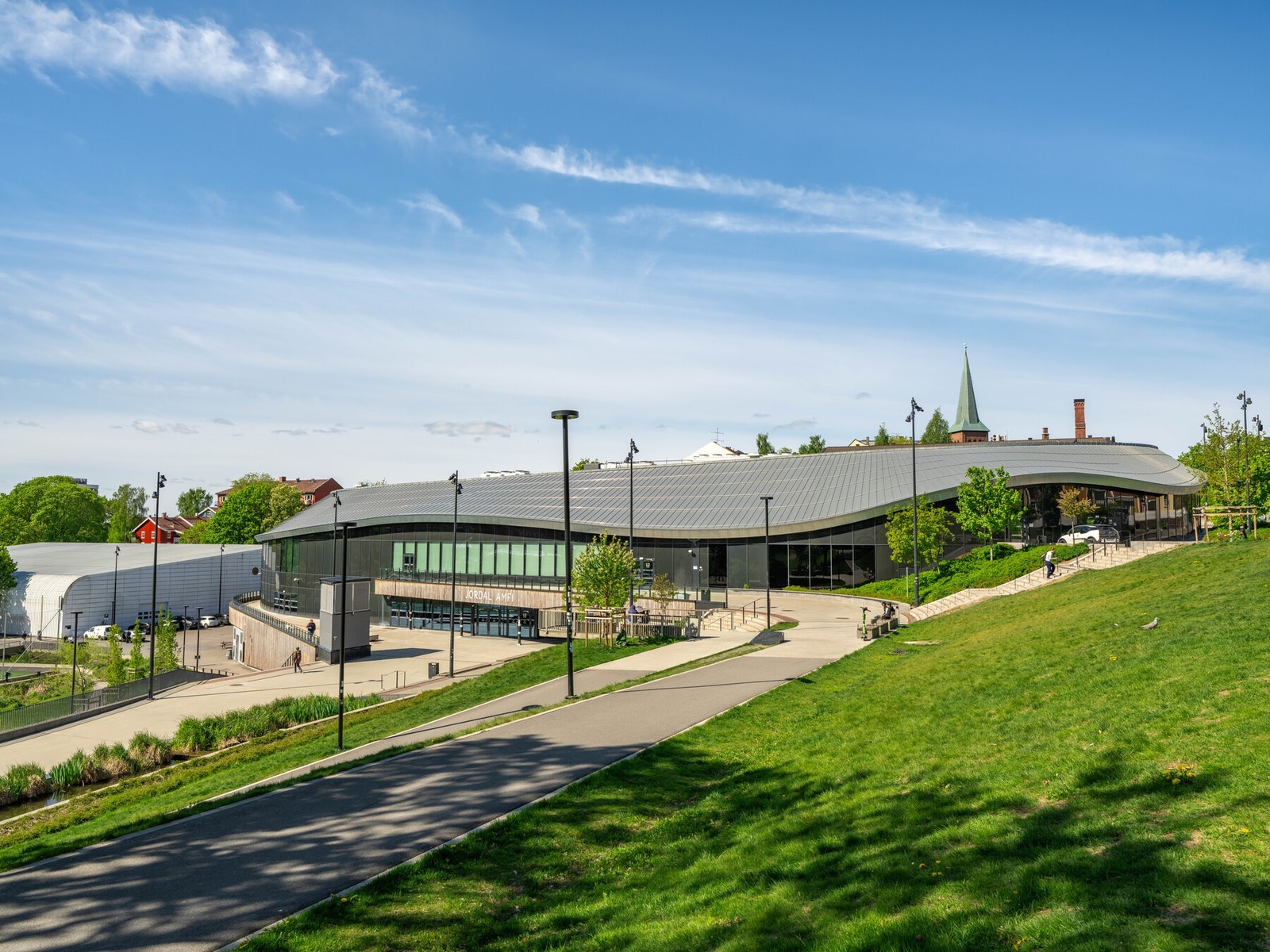 Det er flere fine turmuligheter. En liten spasertur unna ligger Jordal Amfi, et moderne idrettsanlegg med tilgang til diverse idretts- og arrangementsfasiliteter. Galleribilde