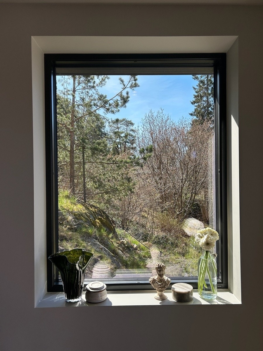 Utsyn mot en naturtomt på siden. Galleribilde
