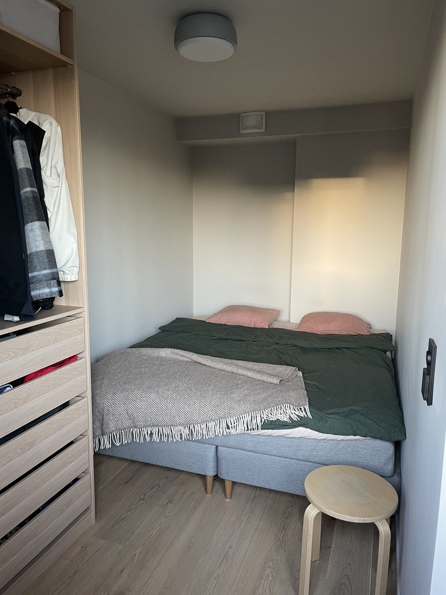 Plass til en 180cm bred dobbeltseng i sovealkoven Galleribilde