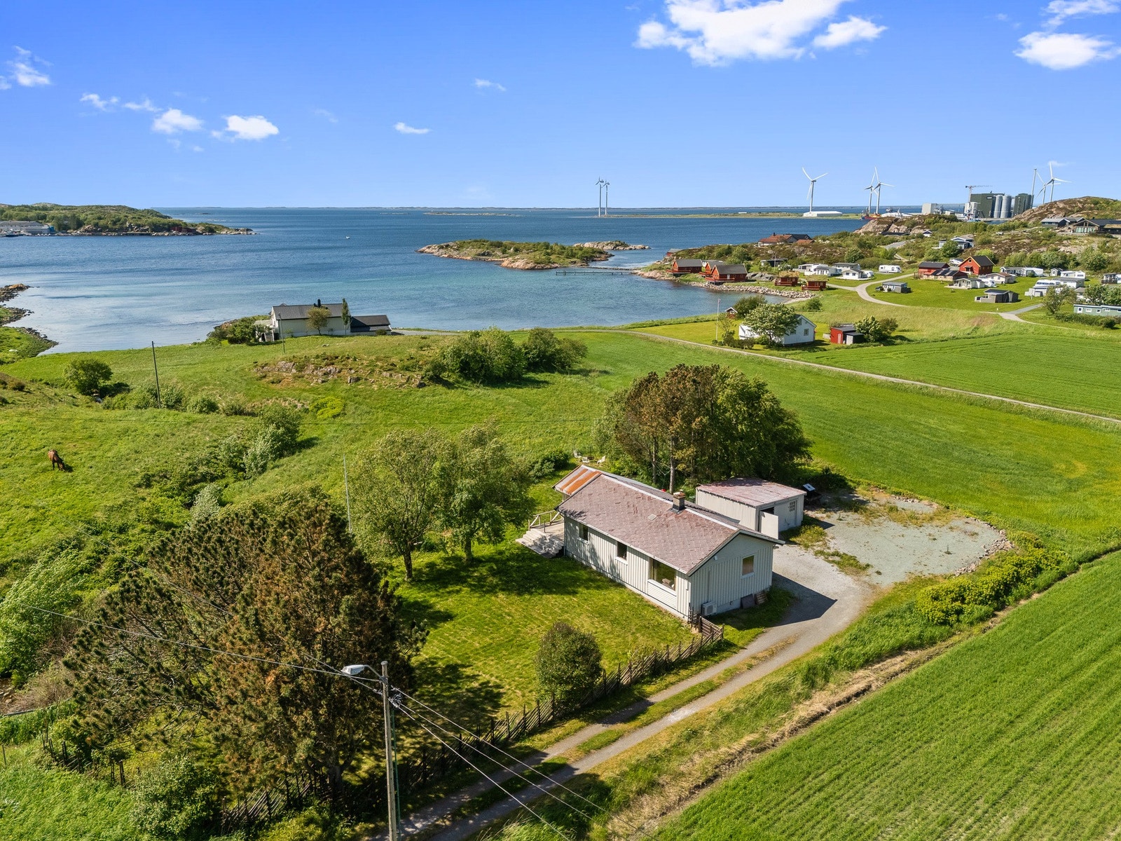 Her ligger en enebolig med alt på ett plan og stor, romslig tomt. Galleribilde