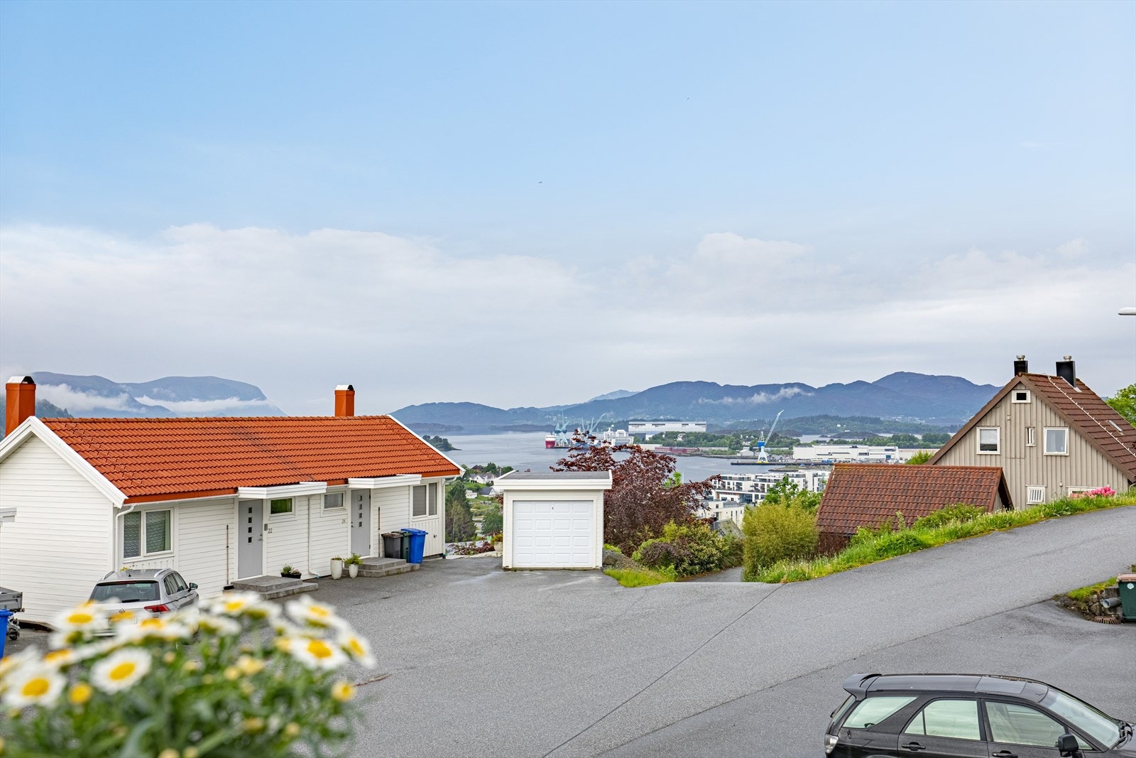Fra terrassen er det nydelig utsikt mot Ulsteinvik sentrum, sjøen og øyene utenfor Galleribilde