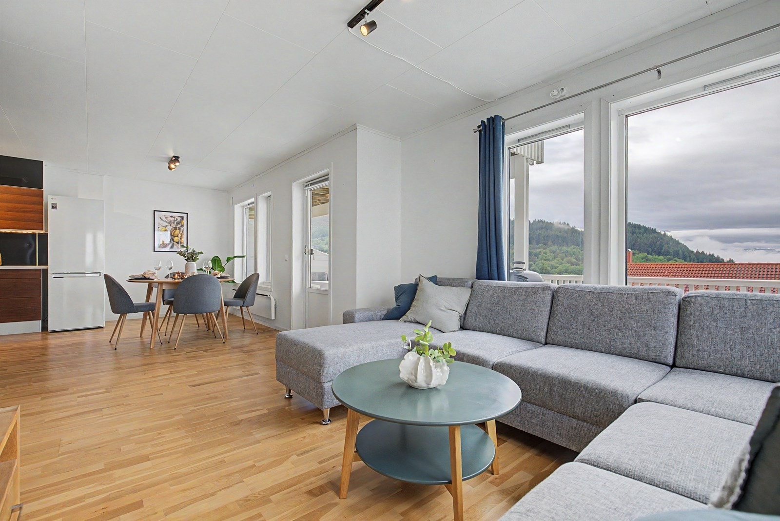 Lys og trivelig stue med god plass til både spisegruppe og sittegruppe | fra stua er det utgang til sydvendt terrasse med gode sol- og utsiktsforhold
' Galleribilde