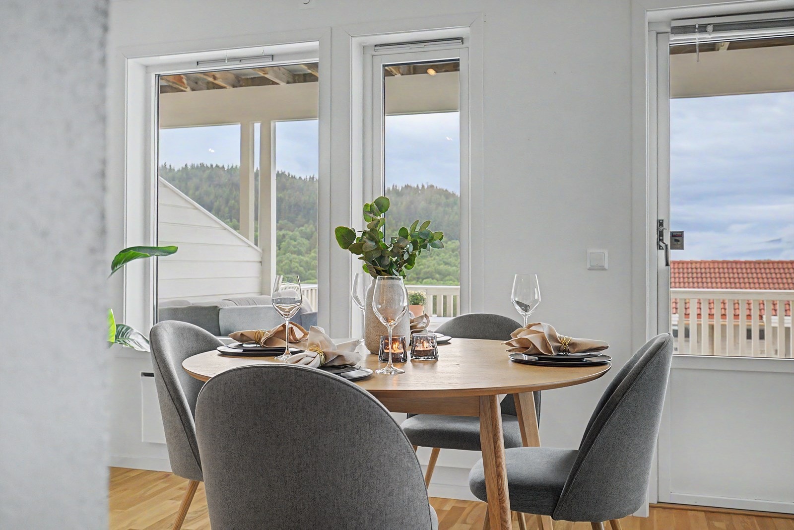 Ved kjøkkenet er det god plass til en spisegruppe | her er det også utgang til sydvendt, delvis overbygget terrasse på hele 28 m² Galleribilde