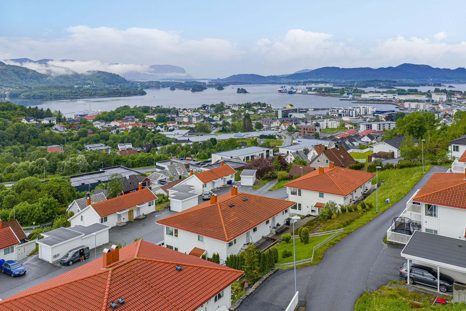 Leiligheten ligger i et attraktivt, rolig og barnevennlig område sentralt i Ulsteinvik Galleribilde