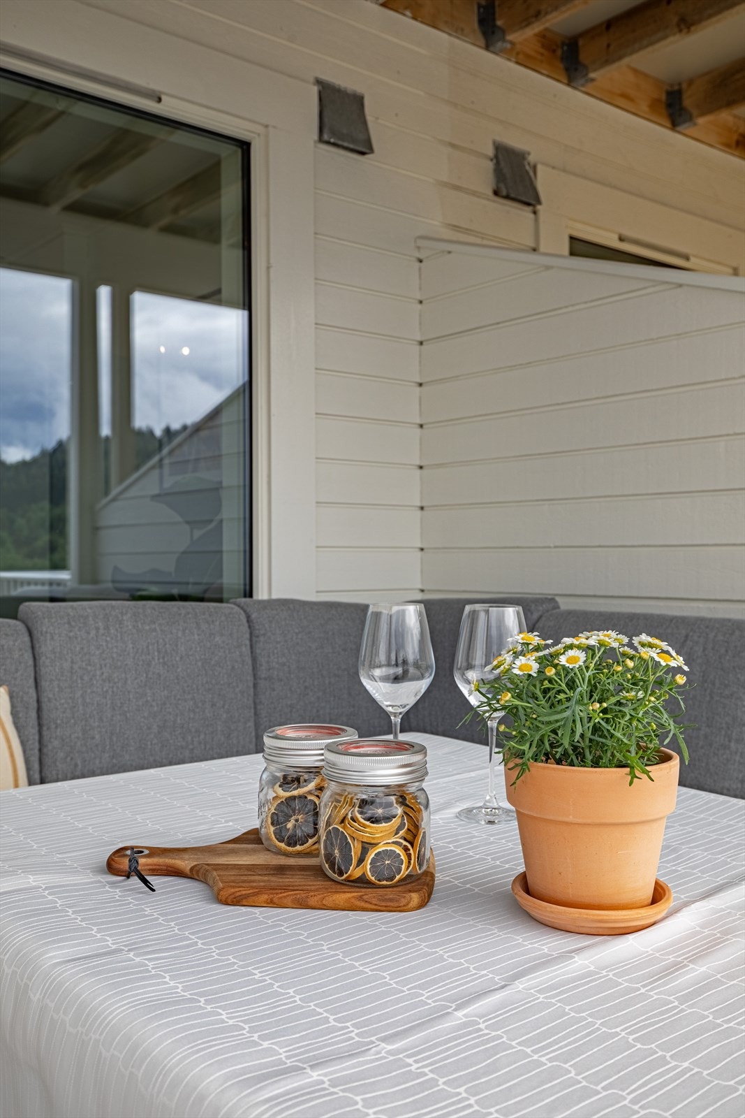 På sørsiden har leiligheten stor, delvis overbygget terrasse (over garasjer) på hele 28 m² med tilkomst fra stua | terrassen fikk nytt terrassedekke i 2022 Galleribilde