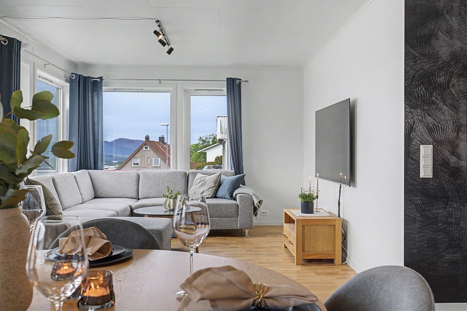 Lys og trivelig stue med god plass til både spisegruppe og sittegruppe Galleribilde