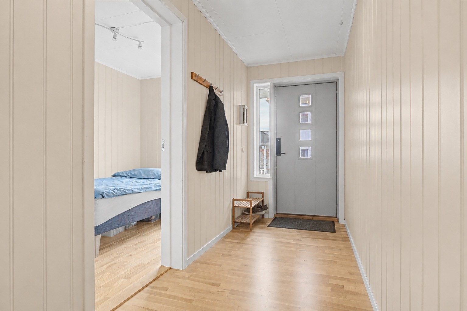 Gang mot entré Galleribilde