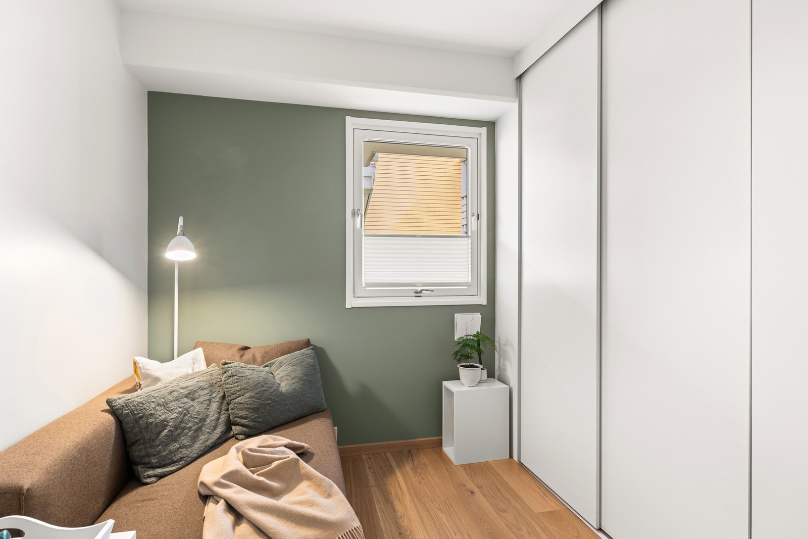 Rommet er også utstyrt med en romslig skyvedørsgarderobe som gir godt med innvendig oppbevaring Galleribilde