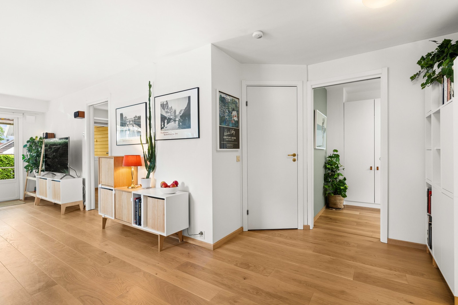 Boligen har en praktisk planløsning med hovedsoverom som har tilgang både til stue og bad Galleribilde