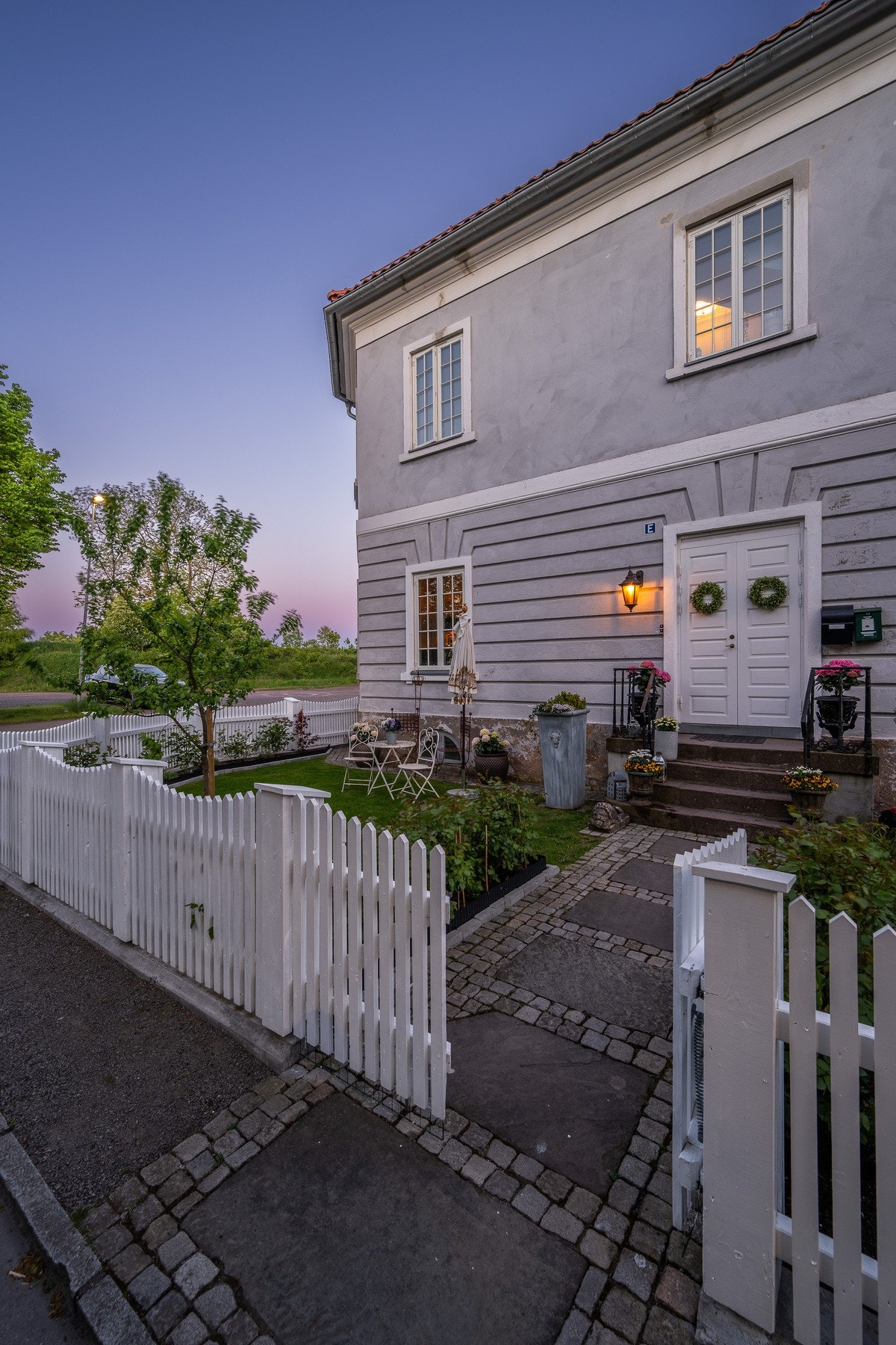 Her har vi hagen ved inngangsdøren som er inngjerdet og meget pent beplantet Galleribilde