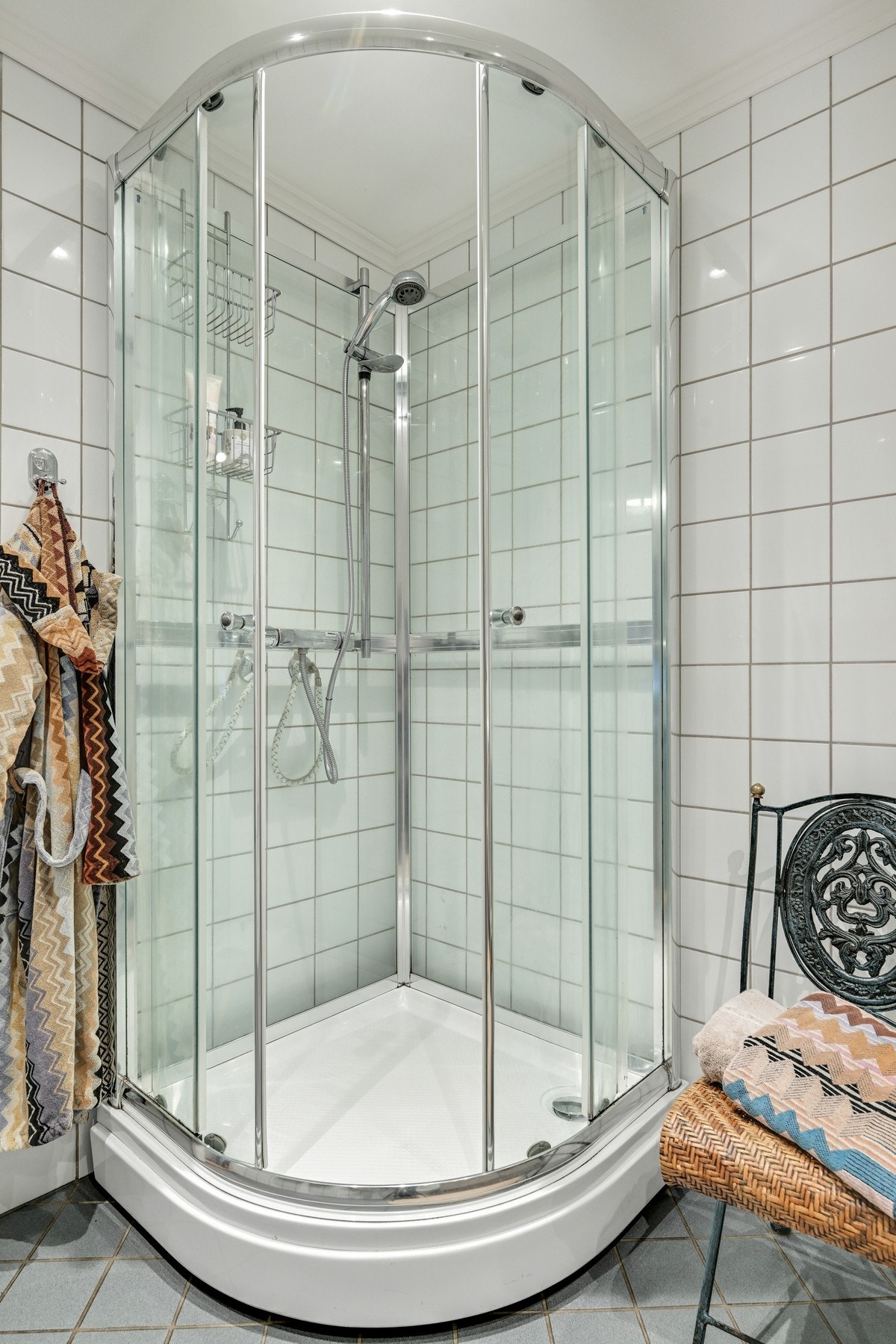 Stort og praktisk dusjkabinett på badet. Galleribilde